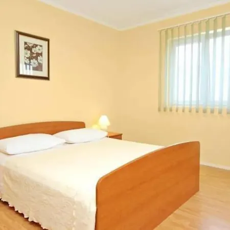 Mateja, Beachfront House شقة