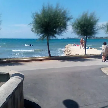 Mateja, Beachfront House Appartement