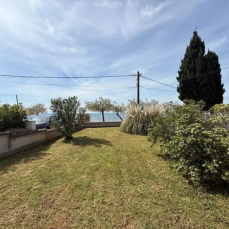Mateja, Beachfront House ザトン