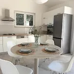 Mateja, Beachfront House Apartamento